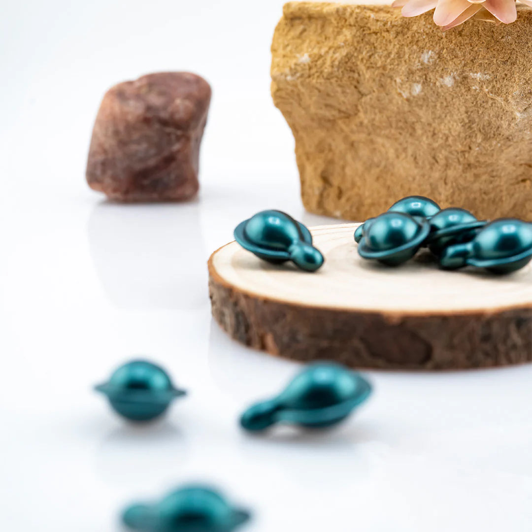 lifeRegen AMPLIFY 護膚精華膠囊，數粒墨綠色精華膠囊擺放