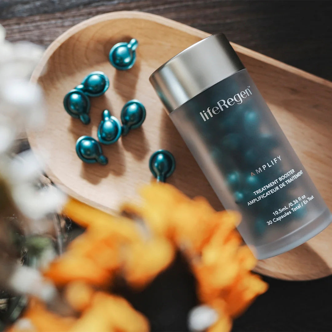 lifeRegen AMPLIFY 護膚精華膠囊，磨砂透光瓶身與墨綠色精華膠囊
