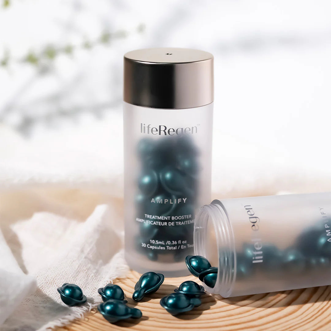 lifeRegen AMPLIFY 護膚精華膠囊，磨砂透光瓶內裝有墨綠色小膠囊