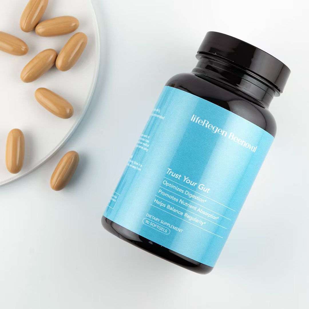 lifeRegen BeeNoval 幫助消化軟膠囊保健品，藍色標籤瓶身與白色盤中的棕色軟膠囊