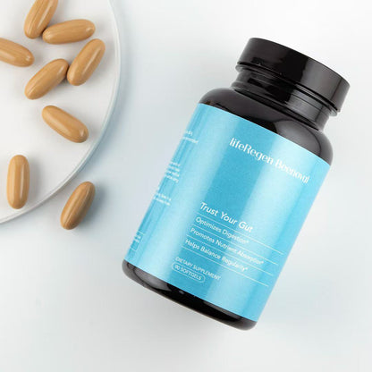 lifeRegen BeeNoval 幫助消化軟膠囊保健品，藍色標籤瓶身與白色盤中的棕色軟膠囊